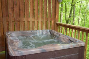 Outdoor spa tub - Cuddley Bears hideaway (Sevierville)