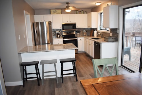 Lake View 5 Bedroom (2 Master Suites) / 4 Bath / Private Dock