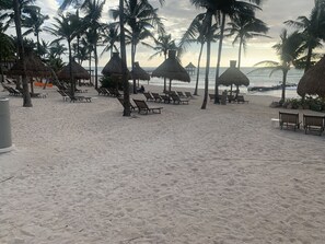 Playa en los alrededores, camastros y toallas de playa 