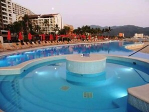 Utomhuspool och uppvärmd pool