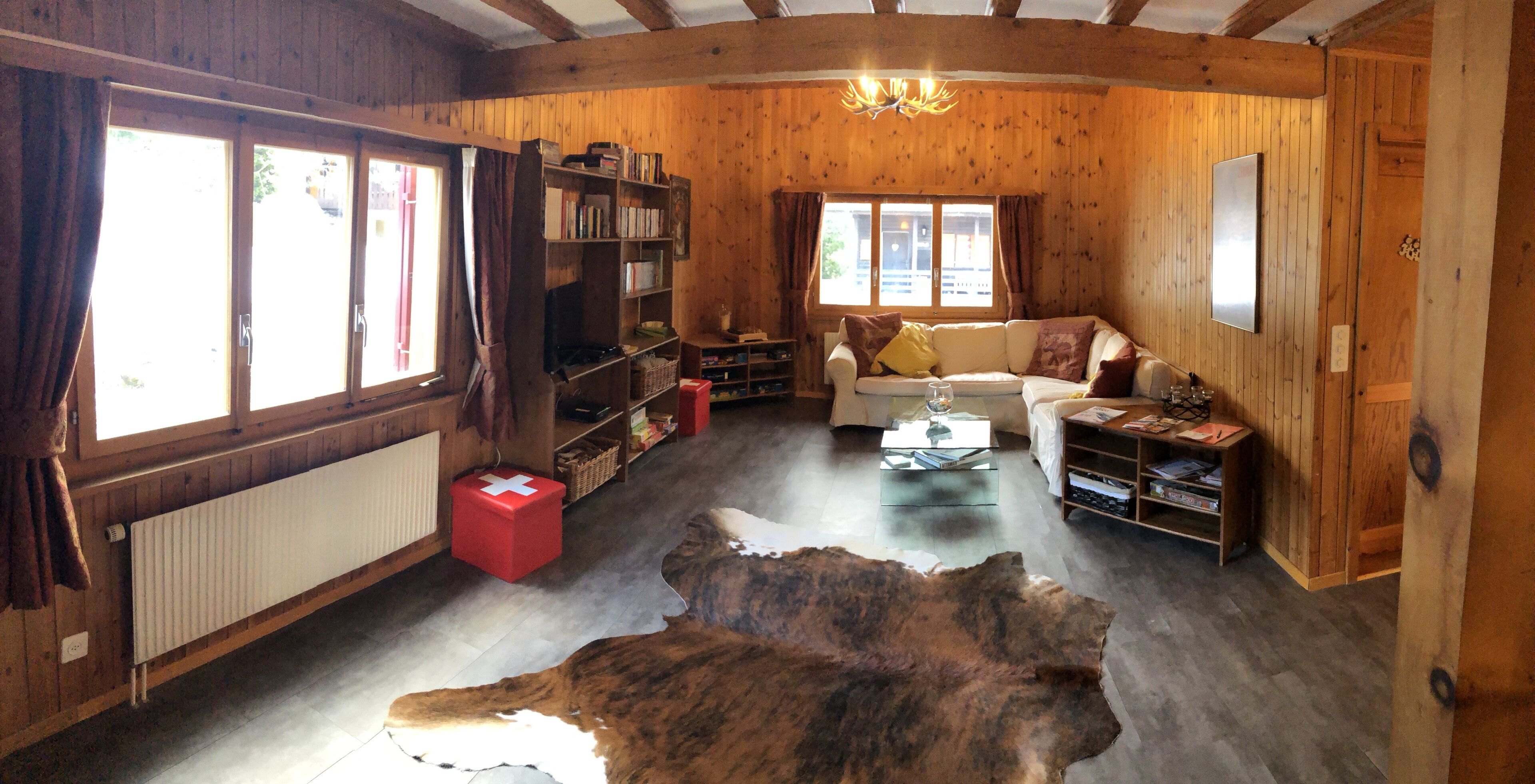 Smart-TV, Kamin, DVD-Player, Bücher