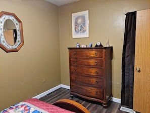 3 bedrooms, iron/ironing board, WiFi, bed sheets - The Elm House (Troy)