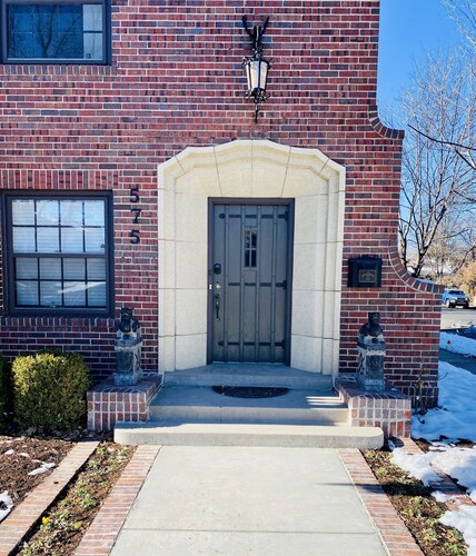 Old World Charm Flat in Upscale Neighborhood