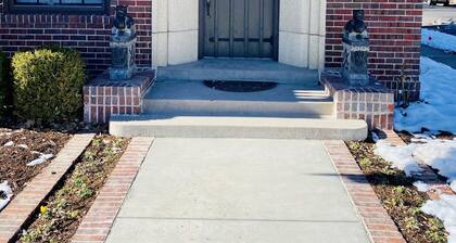 Old World Charm Flat in Upscale Neighborhood