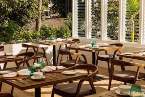 Outdoor dining - Lake Lodge (Colombo)