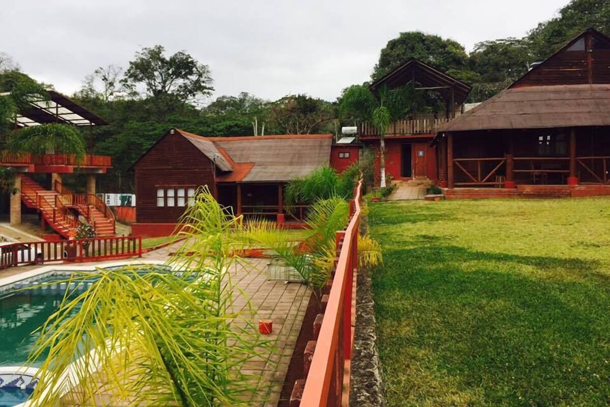 Iron/ironing board, bed sheets