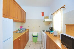 Geladeira, micro-ondas, fogão, lava-louças