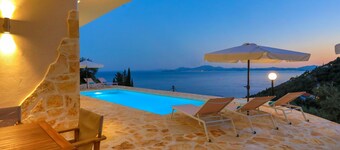 Superb villa with private pool and amazing views, A/C
