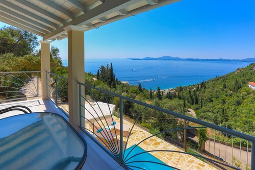 Superb villa with private pool and amazing views, A/C