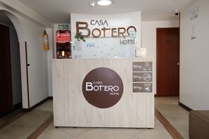 Check-in/check-out kiosk - Hotel Casa Botero (Bogotá)