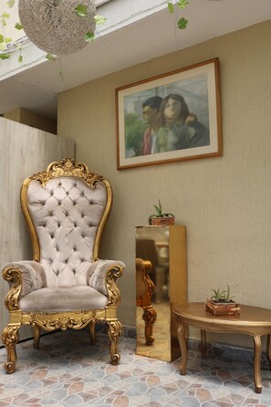 32-吋電視，提供有線頻道