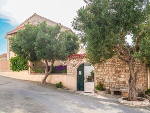 Exterior - Beautiful apartment for 5 guests with A/C, WIFI, TV and balcony (Solin)