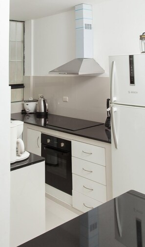 Kjøleskap, mikrobølgeovn, ovn og kokeplater