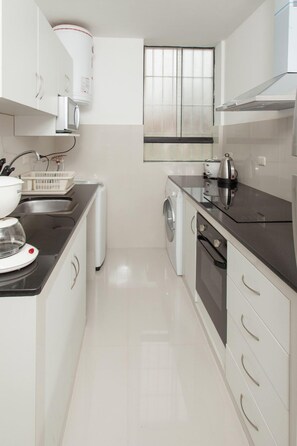 Kjøleskap, mikrobølgeovn, ovn og kokeplater