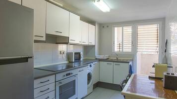 Micro-ondes, four, grille-pain, chaise haute