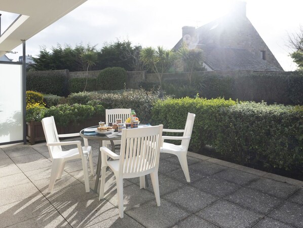 Outdoor dining - Lovely apartment for 4 guests with WIFI, TV, terrace and pets allowed (Quiberon)