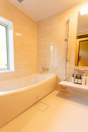 Casa, para no fumadores (Private Vacation Home) | Baño | Tina y regadera independientes y amenidades de baño gratuitas 