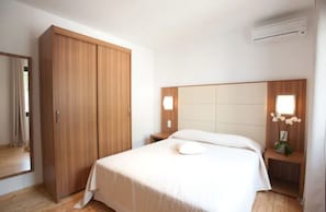 Iron/ironing board - Residence Hoteliere En Aparte (Porto-Vecchio)
