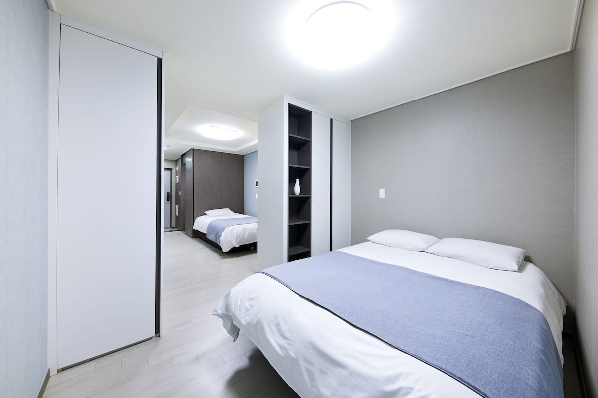 Standard Twin Room, (Double and Single), No view | Dihias secara berasingan, dilengkapkan perabot secara berasingan, meja