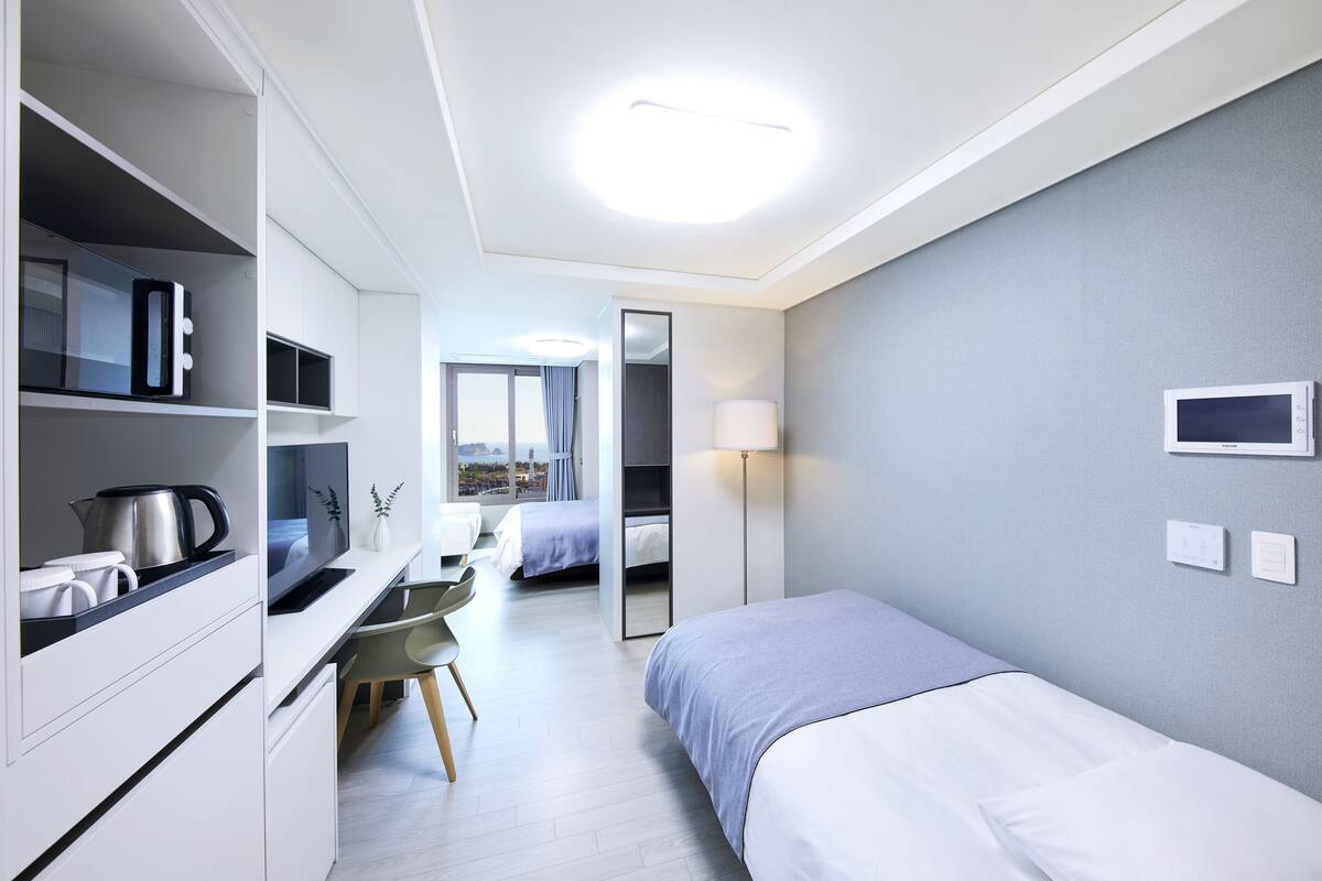Deluxe Twin Room, (Double and Single), Ocean view | Dihias secara berasingan, dilengkapkan perabot secara berasingan, meja