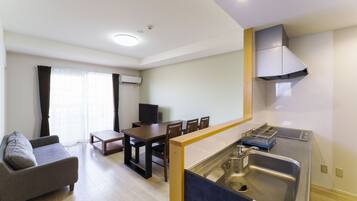 家庭公寓, 无烟房 (Deluxe) | 起居区 | 40-英寸纯平电视 (配备数码频道)、电视