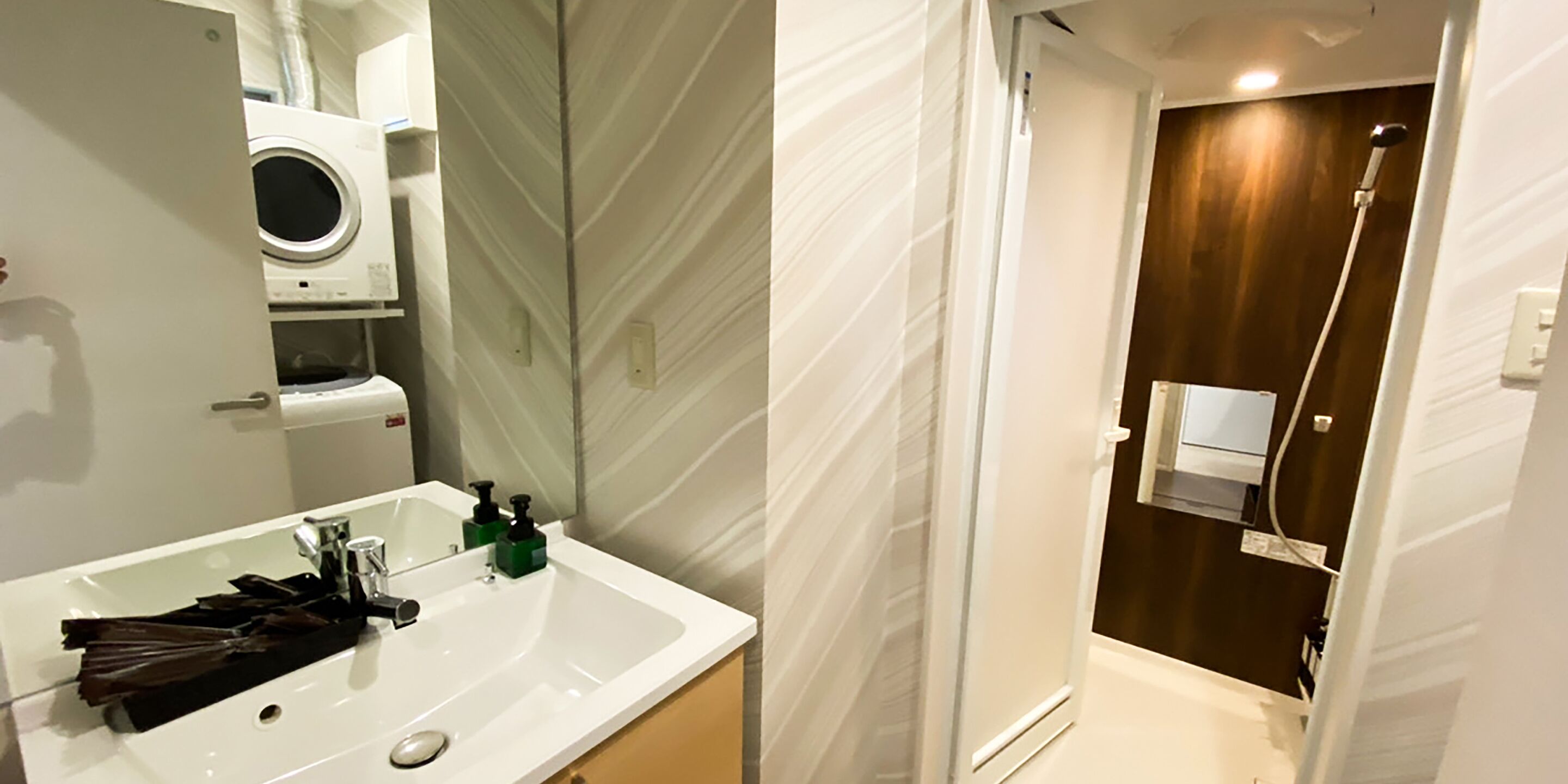 Deluxe Family Suite, Non Smoking | Bathroom | Separate bathtub and shower, free toiletries, hair dryer, slippers