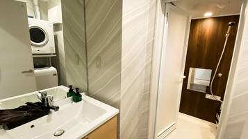 Deluxe Family Suite, Non Smoking | Bathroom | Separate bathtub and shower, free toiletries, hair dryer, slippers