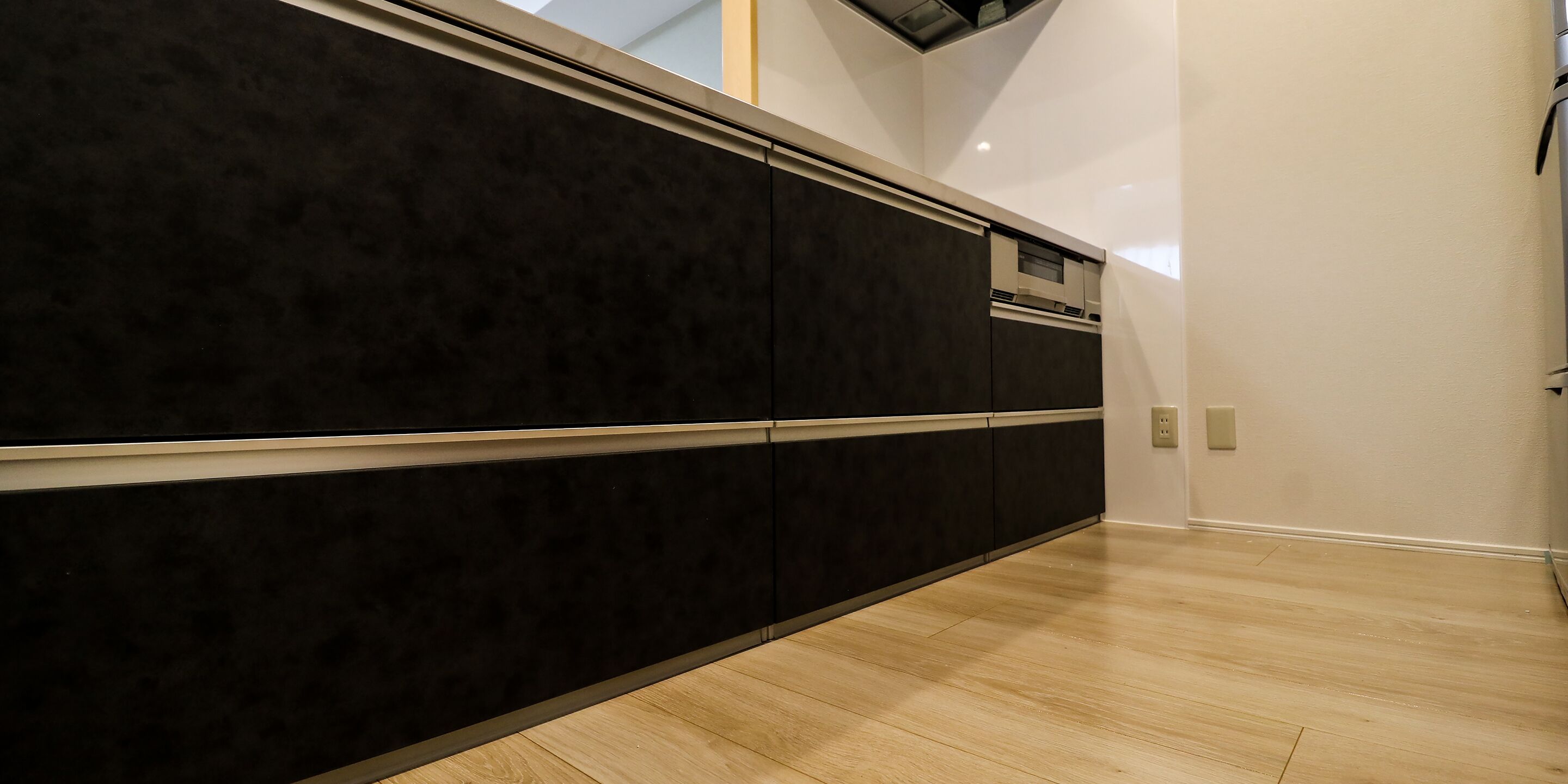 Deluxe Family Suite, Non Smoking | Private kitchenette | Fridge, microwave, oven, stovetop