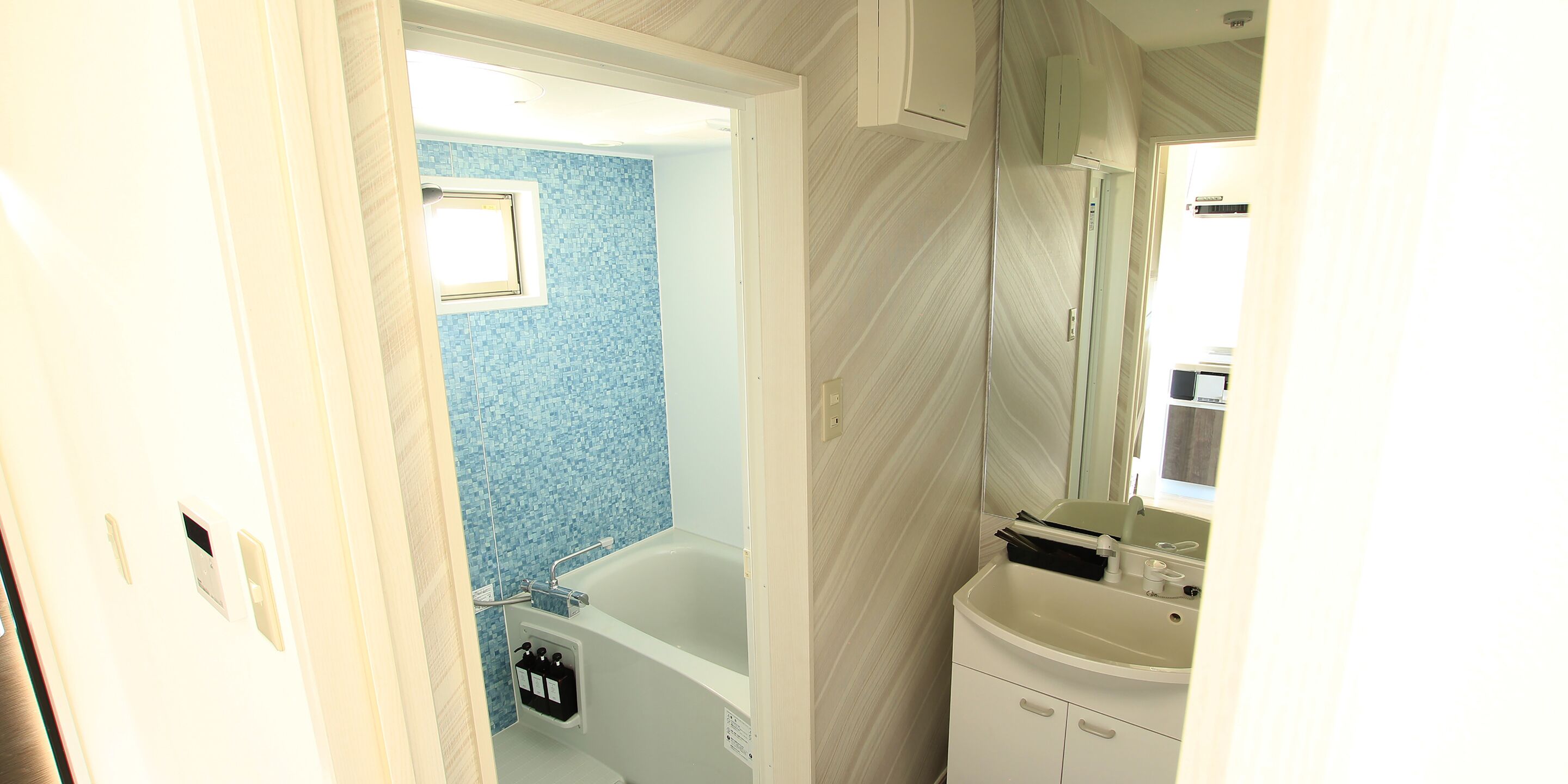 Un baño con bañera, lavamanos y espejo.