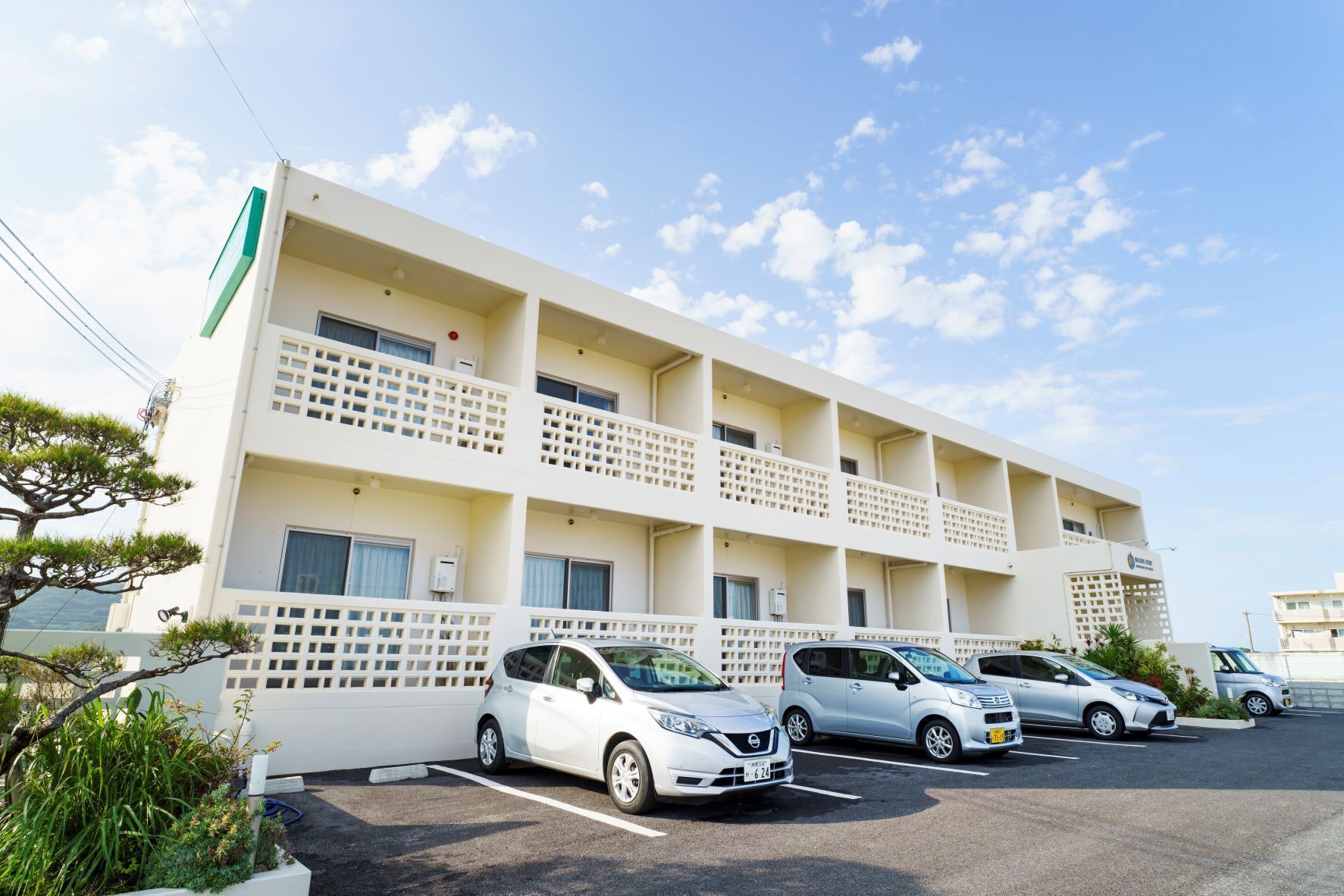 A multi-story hotel with a parking lot.