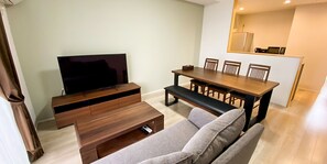 Apartamento família, para não fumantes (Deluxe) | Escrivaninha, espaço de trabalho para notebook, Wi-Fi de cortesia