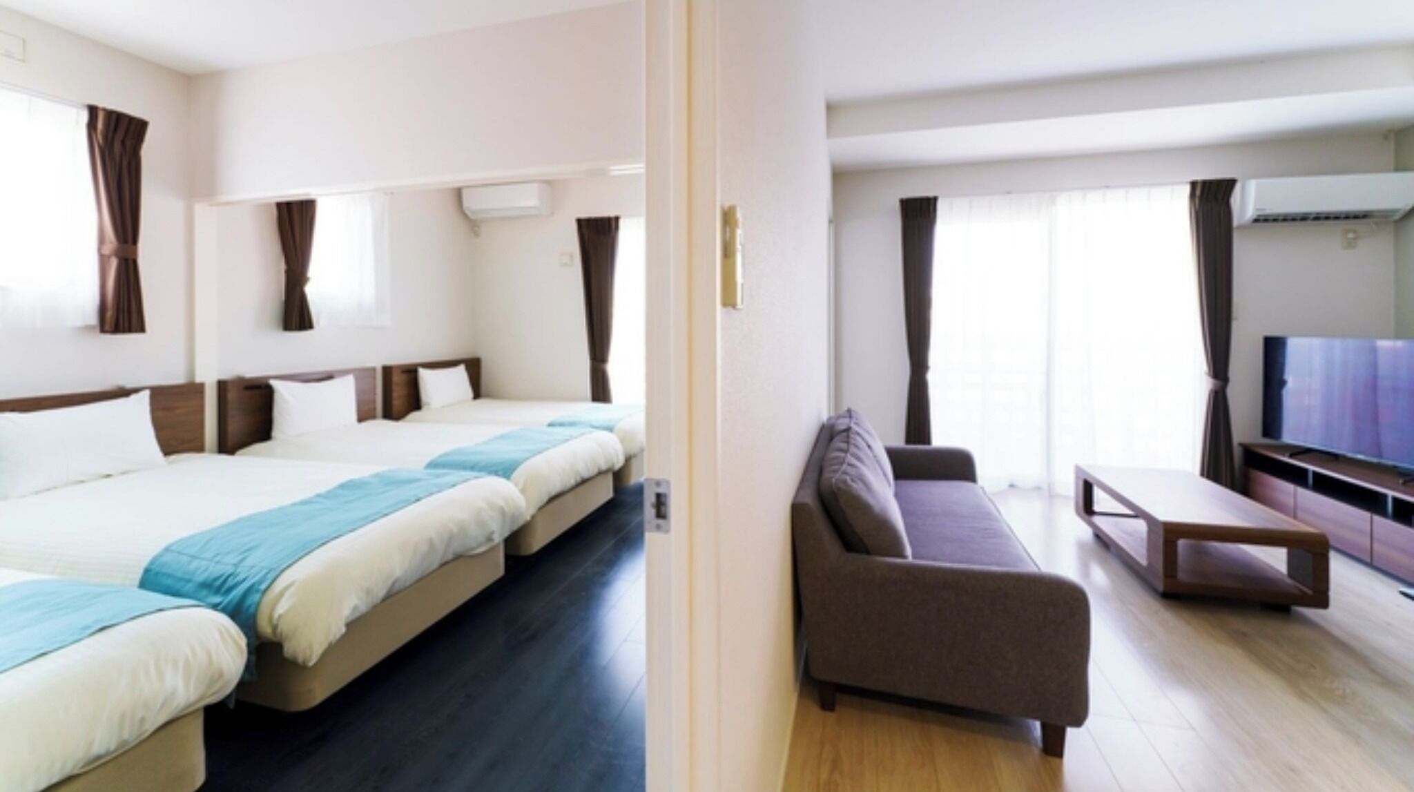 Ein Hotelzimmer mit einem großen Bett, einer Couch, einem Fernseher und einem fensterbelaubten Fenster.