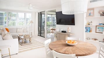 Smart TV, reproductor de DVD, libros y videoteca