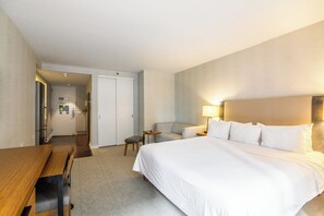 1 Schlafzimmer, Zimmersafe, Schreibtisch, Bügeleisen/Bügelbrett