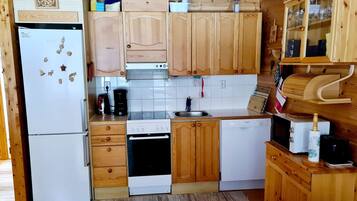 Fridge, microwave, dishwasher, cookware/dishes/utensils
