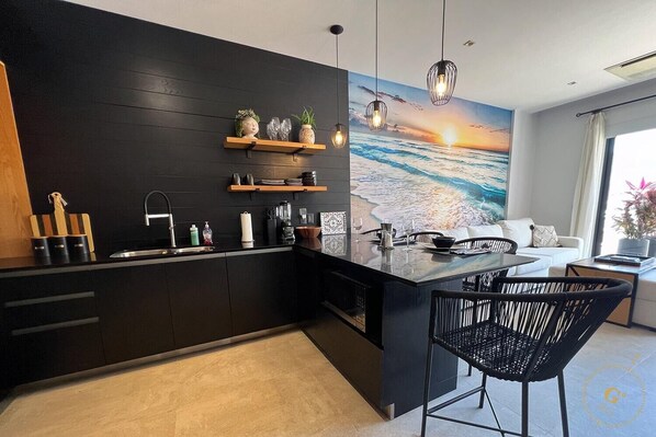 Réfrigérateur, micro-ondes, four, plaque de cuisson