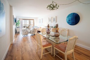 Dining - Pool then Beach and nothing in between! Comfy condo on the water!Bonita Springs (Bonita Springs)