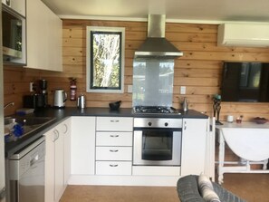 Jääkaappi, mikroaaltouuni, astianpesukone