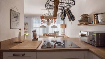 Kühlschrank, Mikrowelle, Ofen, Herdplatte