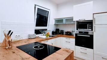 Jääkaappi, mikroaaltouuni, uuni, liesi