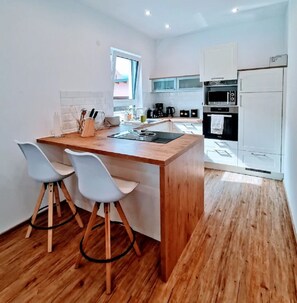 Een koelkast, een microgolfoven, een oven, een kookplaat