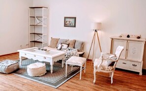 TV - Charming Vacation Home “Marie Antoinette” with Wi-Fi, Terrace & Garden (Schwandorf)