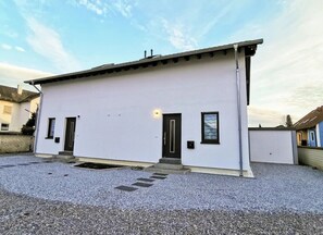 Exterior - Charming Vacation Home “Marie Antoinette” with Wi-Fi, Terrace & Garden (Schwandorf)