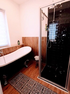 Bathtub, free toiletries, hair dryer, towels - Charming Vacation Home “Marie Antoinette” with Wi-Fi, Terrace & Garden (Schwandorf)