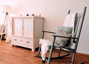 Interior - Charming Vacation Home “Marie Antoinette” with Wi-Fi, Terrace & Garden (Schwandorf)