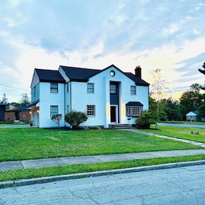Exterior - Modern farmhouse charm in the heart of Bethlehem  (Bethlehem)