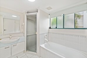 Combined shower/bathtub, hair dryer, towels, soap - Two bedroom unit with river views in Cotton Tree (Maroochydore)