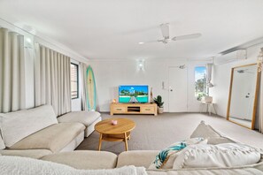 Smart TV, DVD player, books, streaming services - Two bedroom unit with river views in Cotton Tree (Maroochydore)