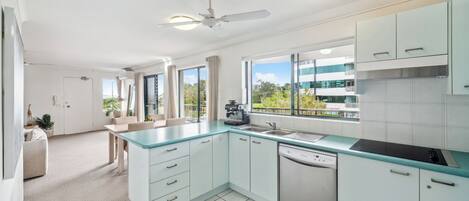 冷蔵庫、電子レンジ、オーブン、食器洗い機