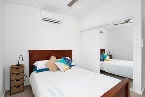 3 bedrooms, WiFi, bed sheets - Perfect Getaway with beach views!  (Mackay Harbour)